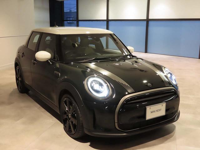 ＭＩＮＩ クーパー　レゾリュート・エディション　特別仕様＝ブラックパールライトチェッカードレザレットコンビシート＋専用エクステリア＋インテリア　衝突被害軽減ブレーキ搭載　アップルカープレイインテグレーション＋ＥＴＣ・（17枚目）