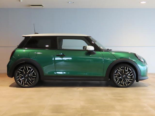 ＭＩＮＩ クーパーＳ　フェイバリット・トリム　ハーマンカードンスピーカー＋ナイトシェードブルーパワーシート＋１８ｉｎホイール＋プライバシーガラス（18枚目）
