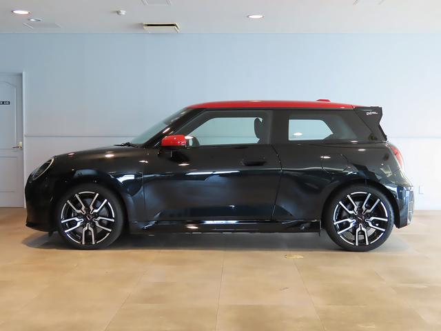 ＭＩＮＩ クーパーＳＥ　ジョン・クーパー・ワークス・トリム　ＪＣＷトリム＝専用インテリア＆エクステリア＆１７インチＪＣＷホイール・ＡＣＣ　スマートフォン連動タッチナビゲーションモニター＋ＥＴＣ２．０　パークセンサー付全周囲カメラ（17枚目）