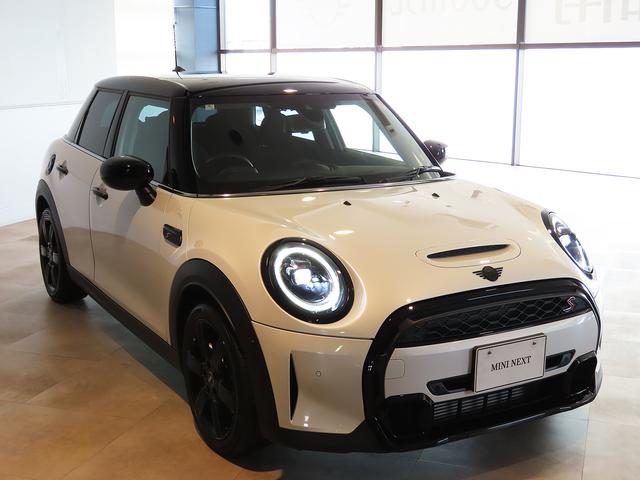 ＭＩＮＩ クーパーＳＤプレミアム＋パッケージクラシック・トリム　認定中古車輌　禁煙使用ワンオーナー記録簿　電子サイドブレーキ　ＡＣＣ　ヒーター付レザレットコンビシート　アップルカープレイ対応タッチＨＤＤナビ＋ＥＴＣ　パークセンサー付バックカメラ　ドライビングモード（17枚目）