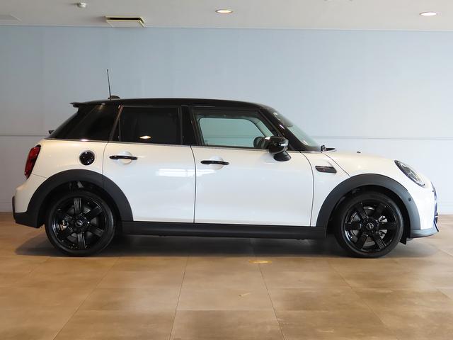 ＭＩＮＩ クーパーＳＤプレミアム＋パッケージクラシック・トリム　認定中古車輌　禁煙使用ワンオーナー記録簿　電子サイドブレーキ　ＡＣＣ　ヒーター付レザレットコンビシート　アップルカープレイ対応タッチＨＤＤナビ＋ＥＴＣ　パークセンサー付バックカメラ　ドライビングモード（19枚目）