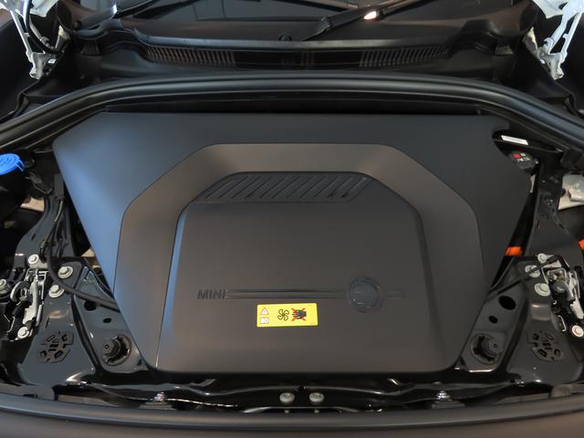 ＭＩＮＩ カントリーマンＳＥオール４　クラシック・トリム　認定中古車輌　禁煙使用ワンオーナー記録簿　クラシックトリムＭパッケージブラック内装＋各専用装飾パーツ　ハーマンカードンスピーカー＋ブラックパワーシート＋１８ｉｎアステロイドホイール＋プライバシーガラス（32枚目）