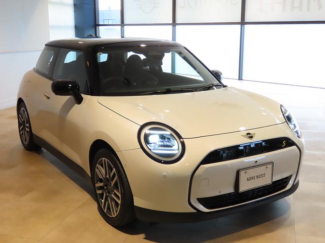 ＭＩＮＩ クーパーＳＥ　クラシック・トリム　認定中古車輌　元当社レンタカー　禁煙使用　クラシックトリムブラック内装＋１７インチパラレルスポークホイール　ＡＣＣ搭載　スマートフォン連動ナビ＋ＥＴＣ２．０　パークセンサー付バックカメラ　ヒーター（18枚目）