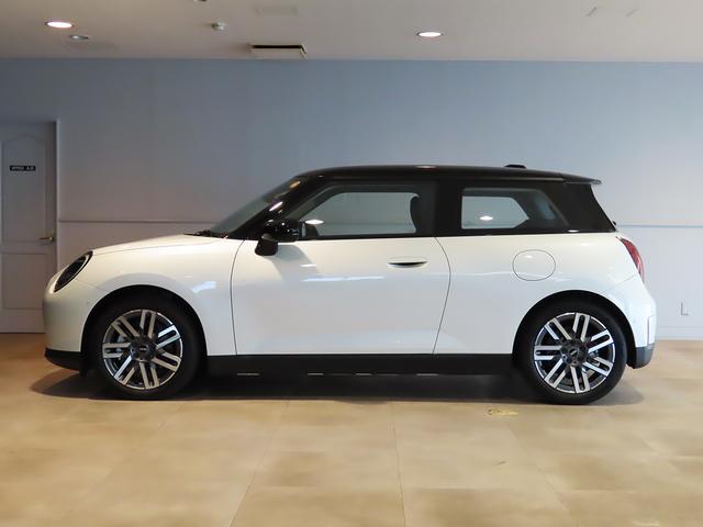 ＭＩＮＩ クーパーＳＥ　クラシック・トリム　認定中古車輌　元当社レンタカー　禁煙使用　クラシックトリムブラック内装＋１７インチパラレルスポークホイール　ＡＣＣ搭載　スマートフォン連動ナビ＋ＥＴＣ２．０　パークセンサー付バックカメラ　ヒーター（19枚目）