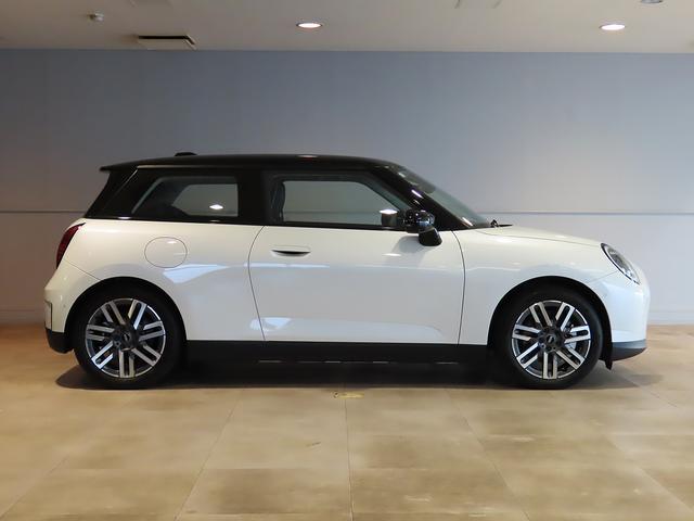 ＭＩＮＩ クーパーＳＥ　クラシック・トリム　認定中古車輌　元当社レンタカー　禁煙使用　クラシックトリムブラック内装＋１７インチパラレルスポークホイール　ＡＣＣ搭載　スマートフォン連動ナビ＋ＥＴＣ２．０　パークセンサー付バックカメラ　ヒーター（20枚目）