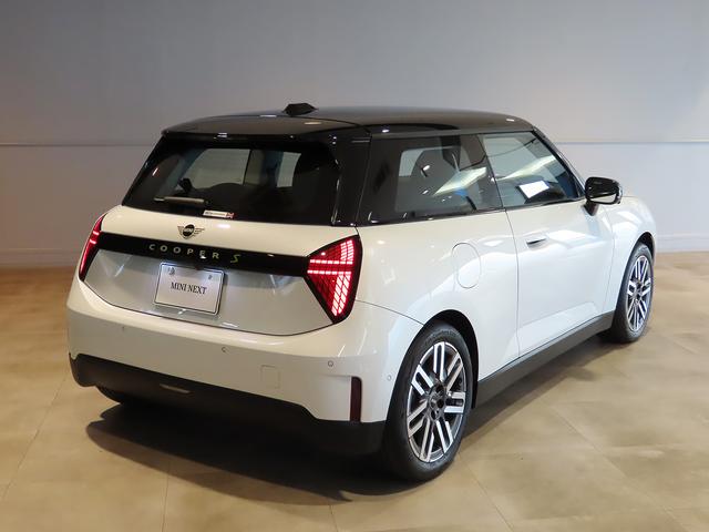 ＭＩＮＩ クーパーＳＥ　クラシック・トリム　認定中古車輌　元当社レンタカー　禁煙使用　クラシックトリムブラック内装＋１７インチパラレルスポークホイール　ＡＣＣ搭載　スマートフォン連動ナビ＋ＥＴＣ２．０　パークセンサー付バックカメラ　ヒーター（21枚目）