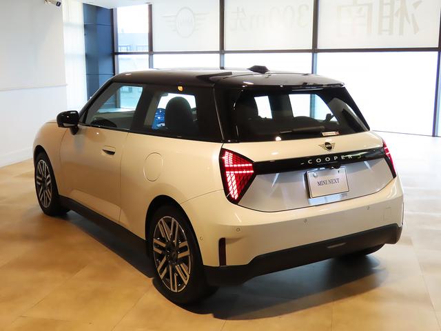 ＭＩＮＩ クーパーＳＥ　クラシック・トリム　認定中古車輌　元当社レンタカー　禁煙使用　クラシックトリムブラック内装＋１７インチパラレルスポークホイール　ＡＣＣ搭載　スマートフォン連動ナビ＋ＥＴＣ２．０　パークセンサー付バックカメラ　ヒーター（23枚目）