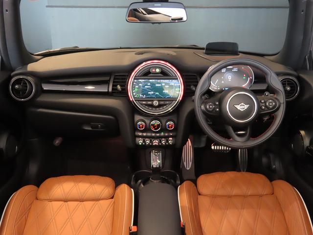 ＭＩＮＩ ジョンクーパーワークス　コンバーチブル　認定中古車輌　禁煙ワンオーナー整備記録簿　ＡＣＣ搭載　ヒーター付モルトブラウンレザーシート　走行距離０．５万キロ　タッチＨＤＤナビ　ＥＴＣ　パークセンサー付バックカメラ　ヘッドアップディスプレイ（3枚目）