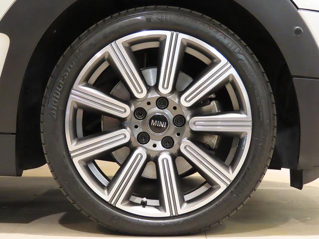 ＭＩＮＩ クーパーＳ　クラブマン　オール４　クラシック・トリム　認定中古車輌　禁煙ワンオーナー整備記録簿　ＡＣＣ搭載　ヒーター付レザレットコンビシート　デジタルメーター　タッチパネルＨＤＤナビ＋ＥＴＣ　前後パークセンサー付バックカメラ　キック開閉付スプリットドア（26枚目）