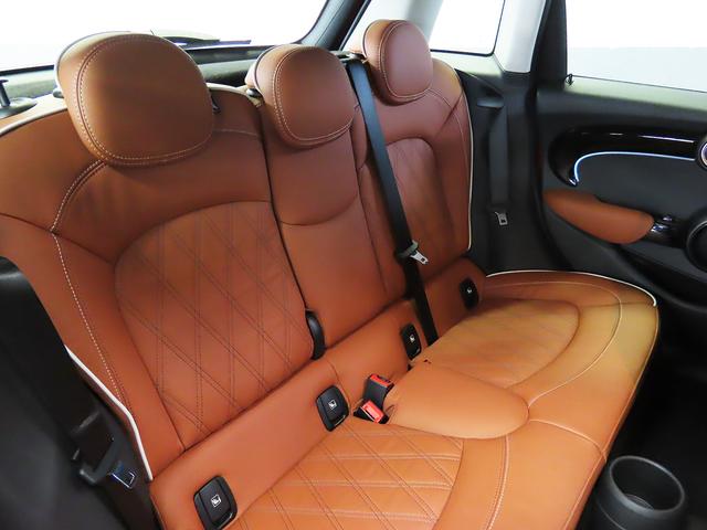 ＭＩＮＩ クーパーＳ　クラシック・トリム　認定中古車輌　禁煙ワンオーナー整備記録簿　衝突被害軽減ブレーキ搭載　ヒーター付モルトブラウンレザーシート　アップルカープレイインテグレーション＋ＥＴＣ　パークセンサー付バックカメラ　デジタルメーター（13枚目）