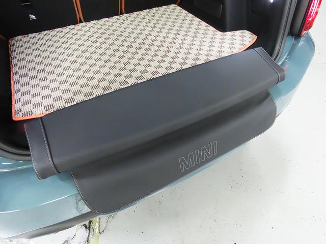 ＭＩＮＩ クーパーＤクロスオーバープレミアム＋Ｐクラシクトリム　認定中古車輌　禁煙使用定期点検整備記録簿　ＡＣＣ搭載　ヒーター付モルトブラウンレザーシート　パワーテールゲート　アップルカープレイ対応タッチＨＤＤナビ　パークセンサー付バックカメラ　ピクニックベンチ（14枚目）