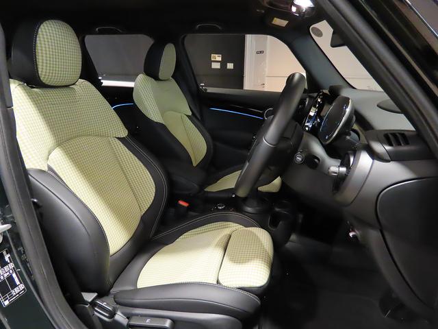 MINI クーパー レゾリュート・エディション 認定中古車輌 禁煙ワンオーナー整備記録簿 特別仕様 外観カラー+各意匠+18inホイール+ヒーター付コンビシート 衝突被害軽減ブレーキ アップルカープレイイ ETC パークセンサー付バックカメラ(11枚目)