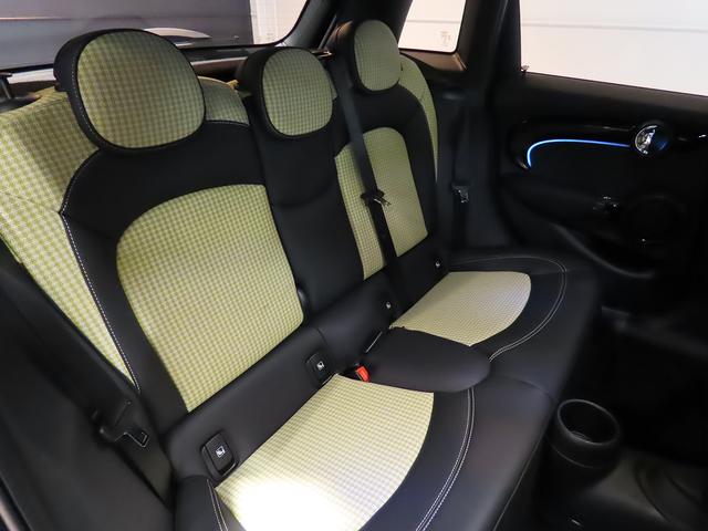 MINI クーパー レゾリュート・エディション 認定中古車輌 禁煙ワンオーナー整備記録簿 特別仕様 外観カラー+各意匠+18inホイール+ヒーター付コンビシート 衝突被害軽減ブレーキ アップルカープレイイ ETC パークセンサー付バックカメラ(12枚目)