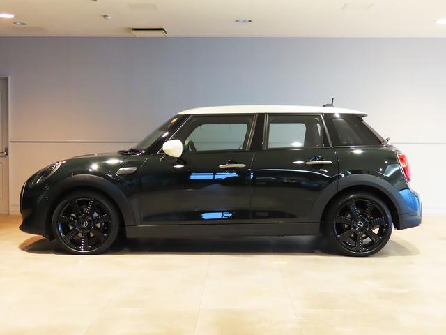 MINI クーパー レゾリュート・エディション 認定中古車輌 禁煙ワンオーナー整備記録簿 特別仕様 外観カラー+各意匠+18inホイール+ヒーター付コンビシート 衝突被害軽減ブレーキ アップルカープレイイ ETC パークセンサー付バックカメラ(18枚目)