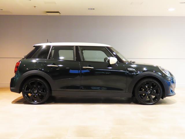 MINI クーパー レゾリュート・エディション 認定中古車輌 禁煙ワンオーナー整備記録簿 特別仕様 外観カラー+各意匠+18inホイール+ヒーター付コンビシート 衝突被害軽減ブレーキ アップルカープレイイ ETC パークセンサー付バックカメラ(19枚目)