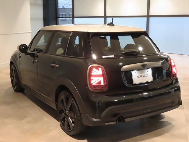 MINI クーパー レゾリュート・エディション 認定中古車輌 禁煙ワンオーナー整備記録簿 特別仕様 外観カラー+各意匠+18inホイール+ヒーター付コンビシート 衝突被害軽減ブレーキ アップルカープレイイ ETC パークセンサー付バックカメラ(20枚目)