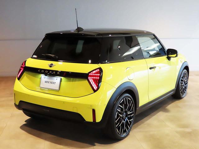 MINI クーパーS フェイバリット・トリム 認定中古車輌 禁煙使用ワンオーナー記録簿 フェイバードトリム ナイトシェード内装+フラッシュAW Mパッケージ ハーマンカードンスピーカー+プライバシーガラス+インテリアカメラ ACC ナビ+ETC(23枚目)