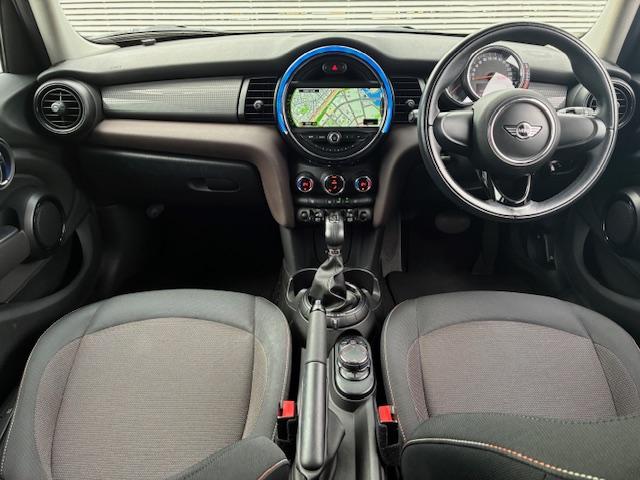 ＭＩＮＩ クーパー　認定中古車輌　禁煙ワンオーナー整備記録簿　実走３．７万キロ　ＨＤＤナビ＋グローブボックス内ＥＴＣ　ＭＩＮＩドライビングモード　ＬＥＤオートヘッドライト　１６インチビクトリースポークブラックホイール（2枚目）