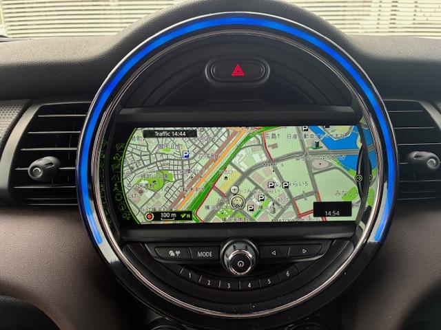 ＭＩＮＩ クーパー　認定中古車輌　禁煙ワンオーナー整備記録簿　実走３．７万キロ　ＨＤＤナビ＋グローブボックス内ＥＴＣ　ＭＩＮＩドライビングモード　ＬＥＤオートヘッドライト　１６インチビクトリースポークブラックホイール（6枚目）