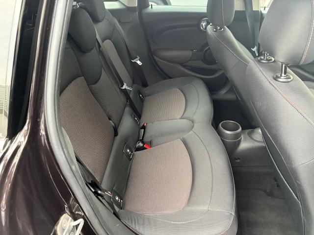 ＭＩＮＩ クーパー　認定中古車輌　禁煙ワンオーナー整備記録簿　実走３．７万キロ　ＨＤＤナビ＋グローブボックス内ＥＴＣ　ＭＩＮＩドライビングモード　ＬＥＤオートヘッドライト　１６インチビクトリースポークブラックホイール（8枚目）