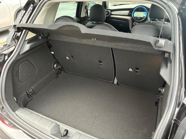 ＭＩＮＩ クーパー　認定中古車輌　禁煙ワンオーナー整備記録簿　実走３．７万キロ　ＨＤＤナビ＋グローブボックス内ＥＴＣ　ＭＩＮＩドライビングモード　ＬＥＤオートヘッドライト　１６インチビクトリースポークブラックホイール（9枚目）