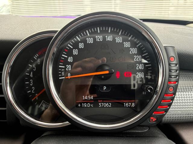 ＭＩＮＩ クーパー　認定中古車輌　禁煙ワンオーナー整備記録簿　実走３．７万キロ　ＨＤＤナビ＋グローブボックス内ＥＴＣ　ＭＩＮＩドライビングモード　ＬＥＤオートヘッドライト　１６インチビクトリースポークブラックホイール（11枚目）