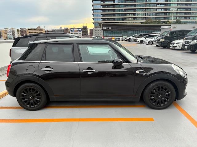 ＭＩＮＩ クーパー　認定中古車輌　禁煙ワンオーナー整備記録簿　実走３．７万キロ　ＨＤＤナビ＋グローブボックス内ＥＴＣ　ＭＩＮＩドライビングモード　ＬＥＤオートヘッドライト　１６インチビクトリースポークブラックホイール（15枚目）