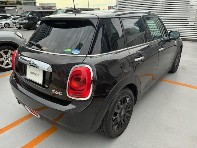 ＭＩＮＩ クーパー　認定中古車輌　禁煙ワンオーナー整備記録簿　実走３．７万キロ　ＨＤＤナビ＋グローブボックス内ＥＴＣ　ＭＩＮＩドライビングモード　ＬＥＤオートヘッドライト　１６インチビクトリースポークブラックホイール（17枚目）