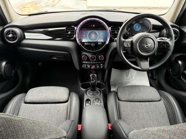 ＭＩＮＩ クーパーＤ　認定中古車輌　禁煙ワンオーナー整備記録簿　電子サイドブレーキタイプＡＣＣ搭載　デジタルメーター　１６ｉｎホイール　　アップルカープレイ　パークセンサー付バックカメラ　ドライビングモード（2枚目）