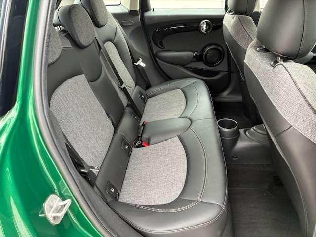 ＭＩＮＩ クーパーＤ　認定中古車輌　禁煙ワンオーナー整備記録簿　電子サイドブレーキタイプＡＣＣ搭載　デジタルメーター　１６ｉｎホイール　　アップルカープレイ　パークセンサー付バックカメラ　ドライビングモード（10枚目）