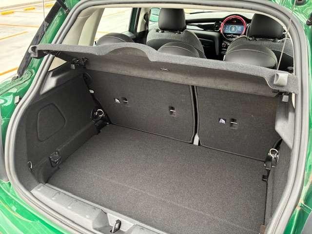 ＭＩＮＩ クーパーＤ　認定中古車輌　禁煙ワンオーナー整備記録簿　電子サイドブレーキタイプＡＣＣ搭載　デジタルメーター　１６ｉｎホイール　　アップルカープレイ　パークセンサー付バックカメラ　ドライビングモード（11枚目）