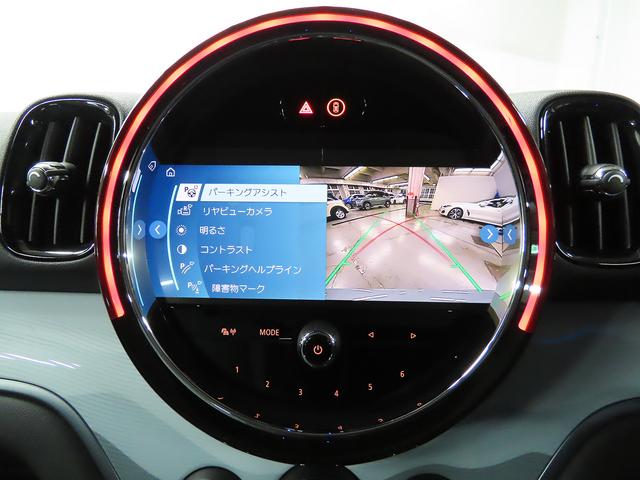 バックカメラ＆前後方パークセンサーはリバースシフトに連動し、ナビゲーションモニター上へ切り替わります。前後方部死角にある障害物等を検知すると警告音で知らせてくれます。