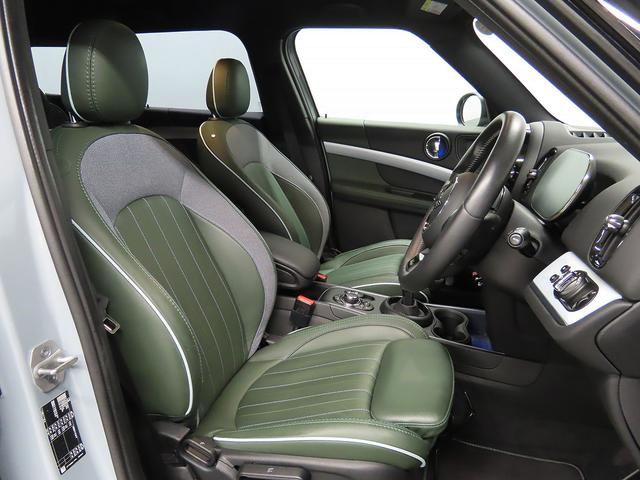 【ヒーター付専用ハイランドグリーンレザーシート】人間工学に基づき設計されたシート。椅子文化が主流なヨーロッパでは国産メーカー車と異なり、非常にホールド感があり疲れ難く長距離ドライブ時にも安心です。