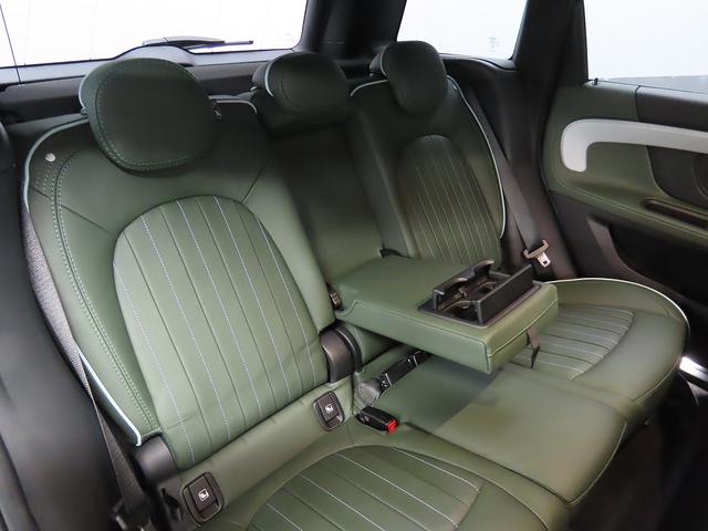【専用ハイランドグリーンレザーシート】セカンドシートもフロントシートと同様安心感があり、クリアランスもしっかりと確保されております。大人の方も余裕でお乗りになれます。