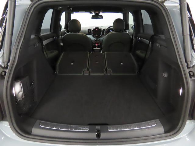 ラゲッジルームは利便性に優れるよう、極力デッドスペースを排した設計になっております。またリアシートは６：４の２分割になっており、荷物の大きさ、量にあわせてアレンジ可能です。