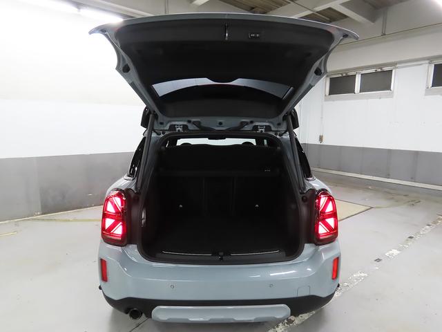 キーを所持している状態でリアバンパー右側下部（ナンバープレート下周辺）へ足を“シュッシュ”とかざすと、リアゲートを開ける事ができます。リモコンキースイッチでも可能です。