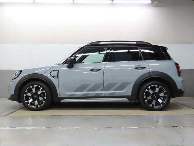 サイドボディはホイールベースの長さがご確認いただけます。これにより安全性が確保され、同時に走行性能の高さが裏付けされている設計になっております。