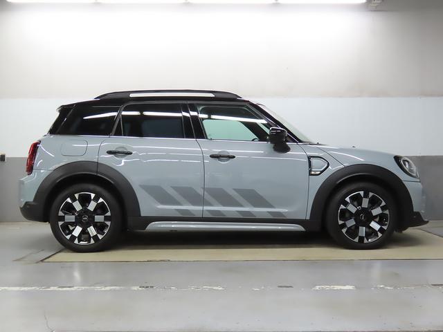 サイドボディはホイールベースの長さがご確認いただけます。これにより安全性が確保され、同時に走行性能の高さが裏付けされている設計になっております。