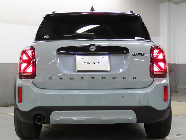 ボディ剛性が良く走行性能の高さが人気のクロスオーバー・クーパーＤが入庫。専用装備が多く採用されている特別仕様アンテイムドＥＤとなり、ＡＣＣやアップルカープレイ対応ナビ、パワーテールゲート等も◎