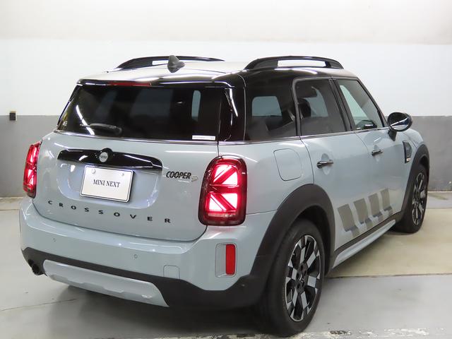 後部はデザイン性の他、運転席からの見切りの良さが確保されており運転のし易さがご実感いただけます。