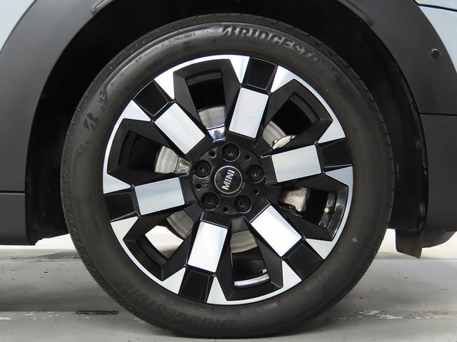 専用１８インチアロイホイール・アンテイムドＥＤスポーク２トーンが採用されております。