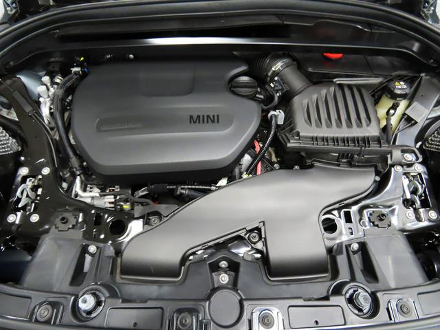 エンジンルームは前オーナー様の丁寧な使用感を感じられる状態です。オイルの滲みや漏れ等は当然なく、お渡し前にもしっかりとした点検整備を実施致します。