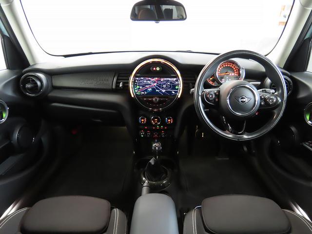 ＭＩＮＩ アイスブルーブラックエディション　認定中古車輌　禁煙　定期点検整備記録簿　３８０台限定特別仕様　外観カラー＋コスモスブラックホイール＋各意匠　６速マニュアル　タッチＨＤＤナビ　前後パークセンサー付バックカメラ　ＬＥＤオートヘッドライト（2枚目）
