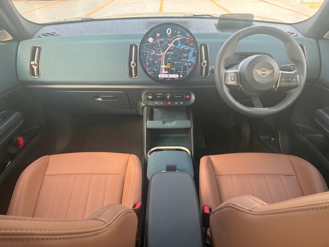 MINI カントリーマンD フェイバリット・トリム 認定中古車輌 禁煙車ワンオーナー記録簿 電動パノラマガラスサンルーフ フェイバードトリム+Mパッケージ ビンテージブラウンパワーシート+専用インテリア+ハーマンカードンスピーカー+アステロイドホイール(2枚目)