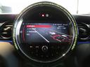 ＭＩＮＩ ジョンクーパーワークス　ジョンクーパーワークストリム　アップルカープレイインテグレーション＋ＥＴＣ２．０　パークセンサー付バックカメラ　デジタルメーター　電子サイドブレーキタイプＡＣＣ搭載　ヒータ付ダイナミカレザーコンビシート（8枚目）