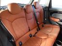 【モルトブラウンレザーシート】セカンドシートもフロントシートと同様安心感があり、クリアランスもしっかりと確保されております。大人の方でもお乗りになれます。