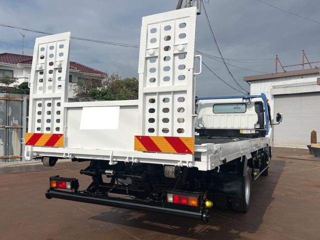 キャンター 積載車　キャリアカー　セルフローダー　セーフティーローダー　３トン積み　タダノフルフラット積載車　ラジコン　ウィンチ付　ナビ　バックカメラ　左右開閉アオリ　ＥＴＣ　ＡＴミッション　スペアキー（13枚目）