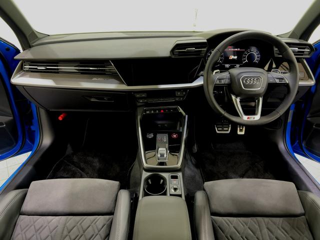 インテリア全体の外観、触感、そして匂いにまで目を光らせている専門チームが存在することもＡｕｄｉの特長です。時を越えて美しく、魅力的であることを目指して、Ａｕｄｉは極力シンプルなデザインを追求しています