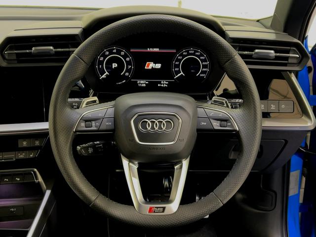 スイッチひとつひとつの隙間を１ミリ以下に抑え、まるで彫刻のような存在感と徹底的な微調整により柔らかな押し心地を実現する「ゼロタッチ」など世界でも高い支持を得るアウディのインテリアをぜひご堪能ください