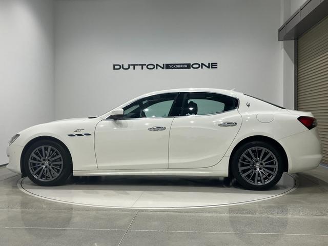 ギブリ ＧＴハイブリッド　メタリックペイント１９インチＰｏｓｅｉｄｏｎｅＳｉｌｖｅｒホイール　ライトブルーキャリパー　パノラマサンルーフ　ツーリングパック　ウェルカムパック　　認定保証付２年　黒革（4枚目）